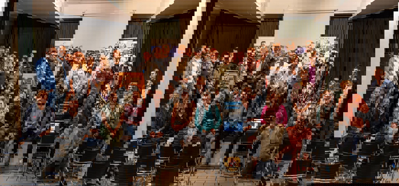 Μπελλώνειο Συνεδριακό Κέντρο, αναμνηστική φωτογραφία συμμετεχόντων από 22 νησιά των Κυκλάδων.